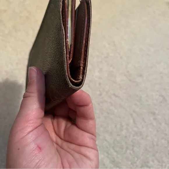 Louis Vuitton monogram‎ kiss-lock women’s wallet